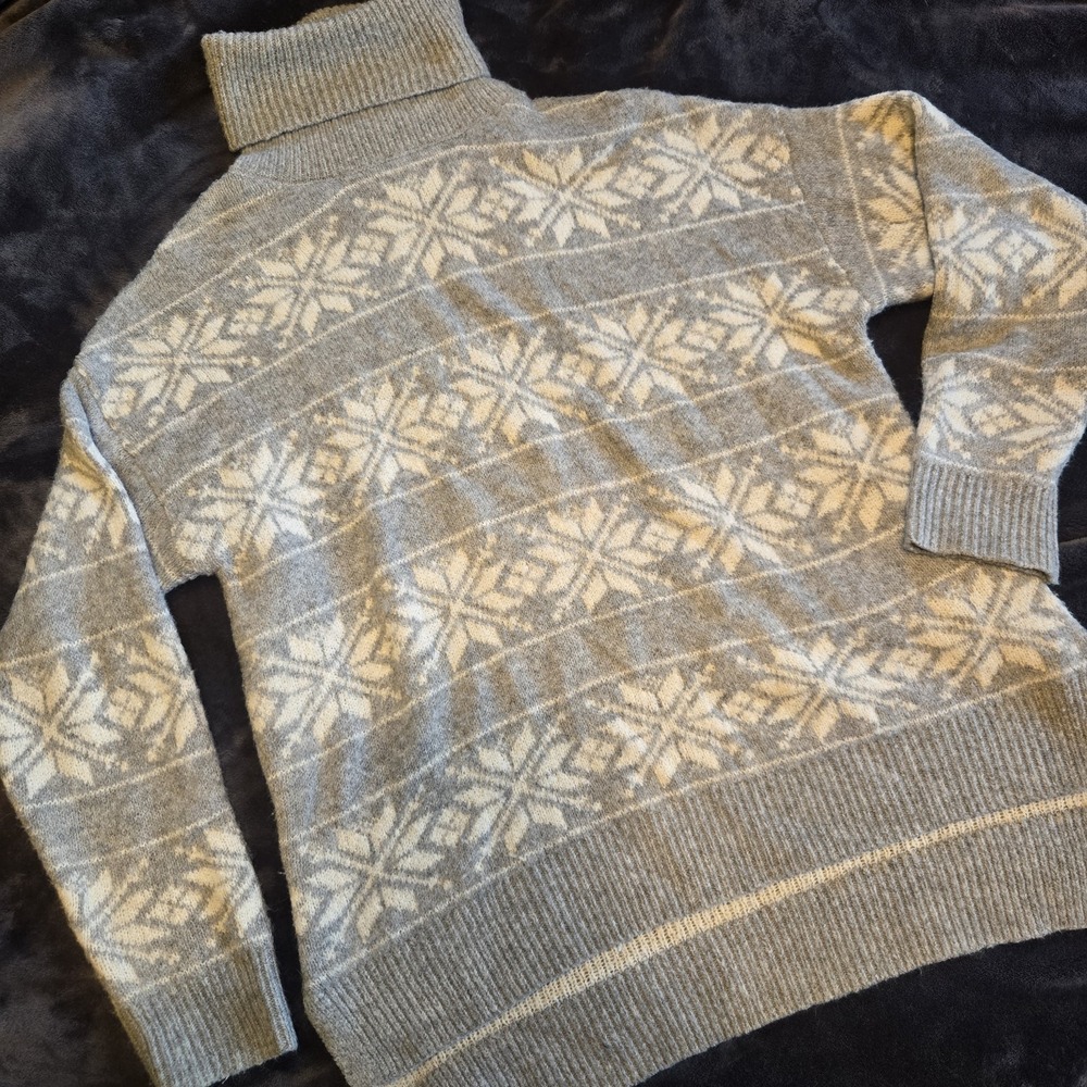Cupcakes and Cashmere Gray Turtleneck Knit Nordic Sweater Snowflakes Womens Sz L
